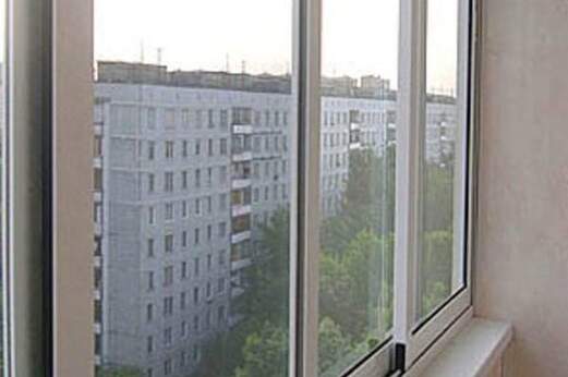 Холодное алюминиевое остекление балкона раздвижными окнами