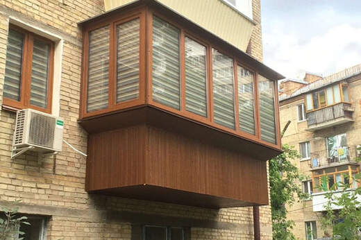 Деревянное остекление балкона с выносом подоконника
