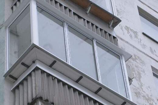 Остекление балкона с выносом подоконника по парапету